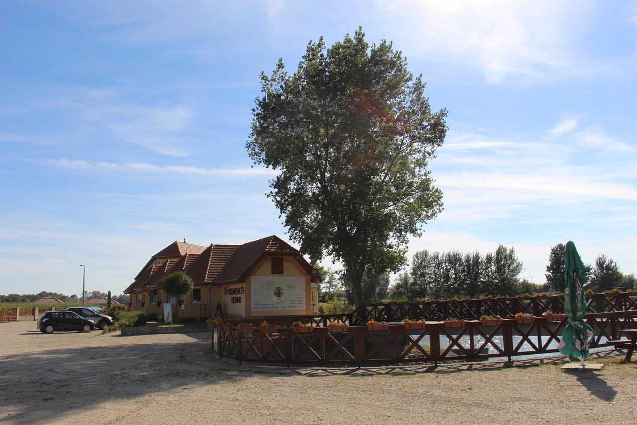 Bed and Breakfast La Curia Panzio Dunaszeg Экстерьер фото